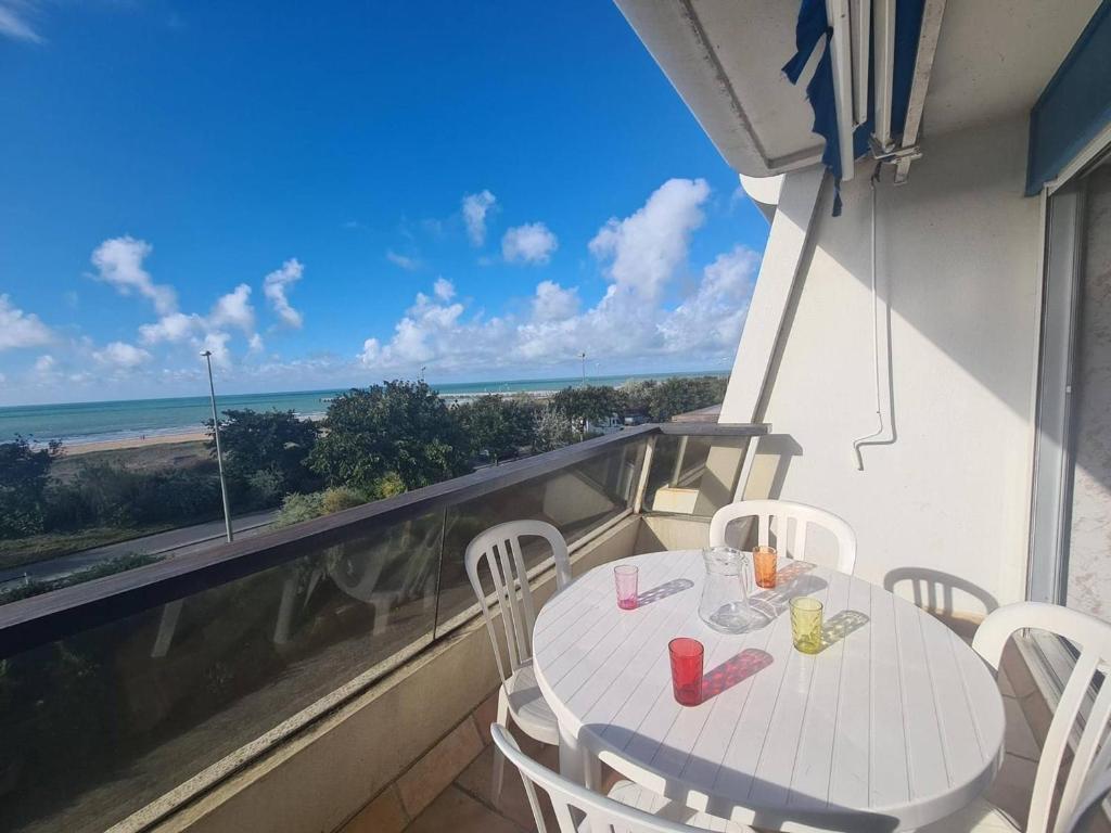 Studio avec balcon, parking sécurisé, proche plage - FR-1-224C-197