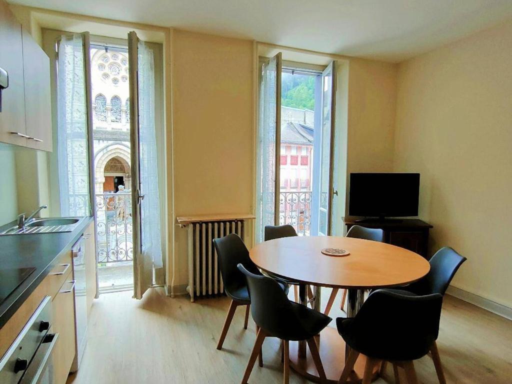 Confortable T3 avec Balcon, Proche Thermes et Pistes - 6 Pers. - FR-1-234-142