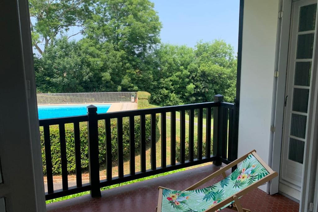 Apartment with swimming pool - near train station