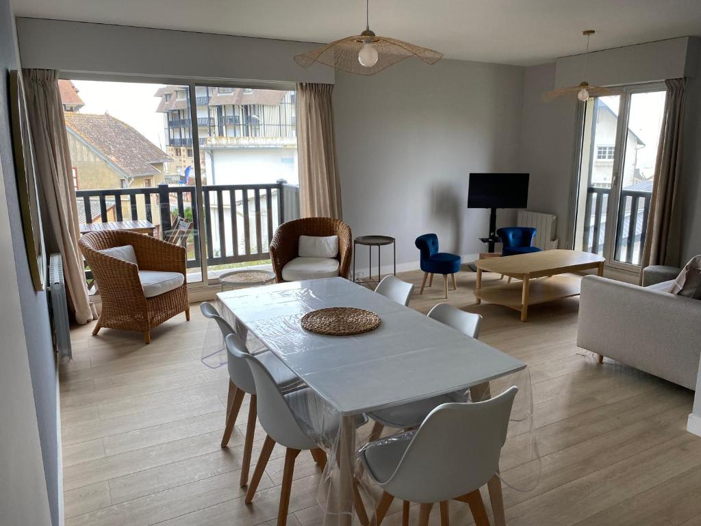 Appartement 65m2 avec balcon vues partielles mer à 150m de la plage et centre, wifi et parking privé