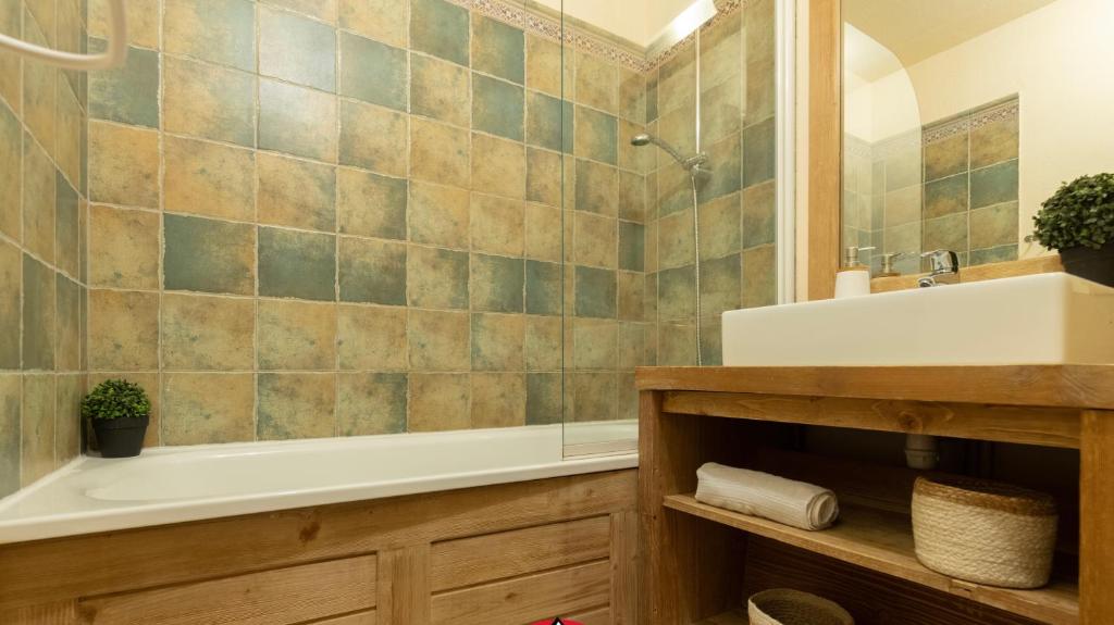 Appartements avec PISCINE INTÉRIEURE SAUNA Parking Étage 1 au Centre du Village dans Résidence Cami Réal
