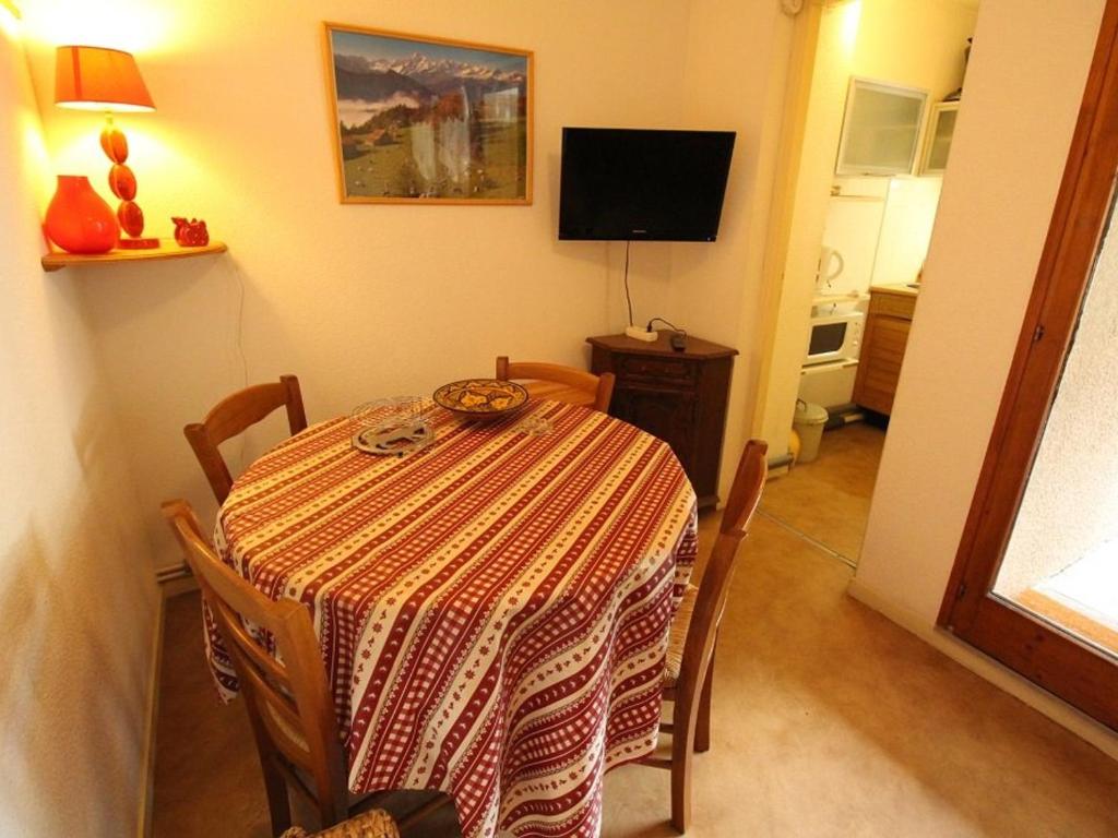 Studio sud calme avec balcon et parking - Proche thermes et centre - FR-1-313-130