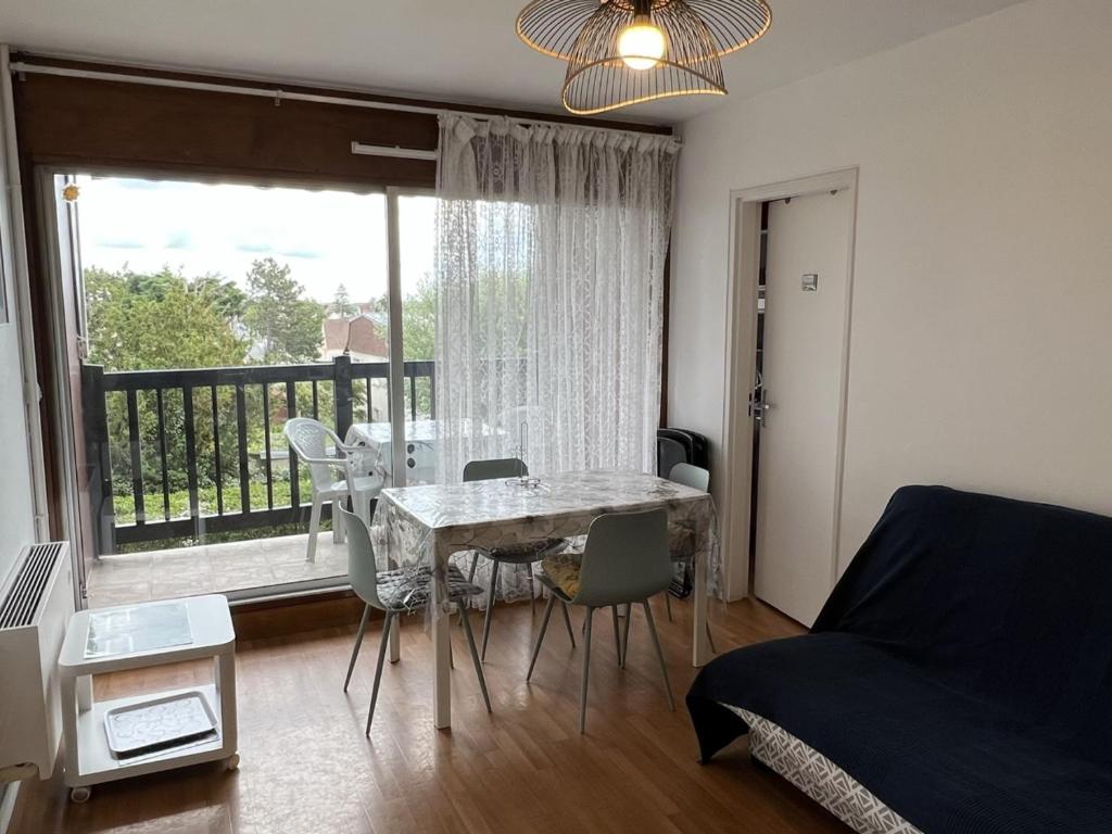 Appartement 2 pièces en front de mer avec balcon, à 70m de la plage de Cabourg - FR-1-487-287