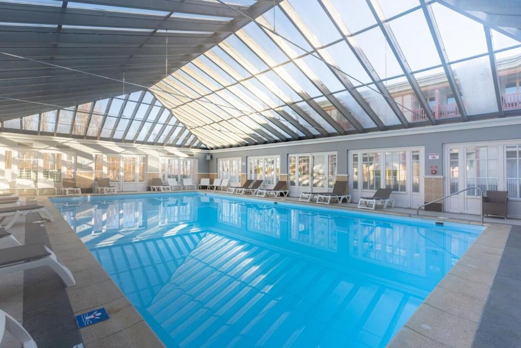 Renovated flat for 5 p with swimming pool tennis court and car park 232