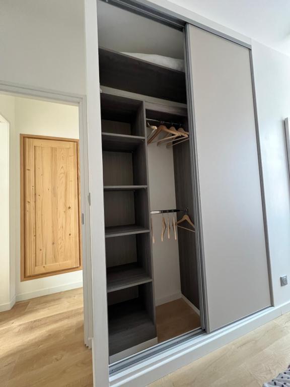 Appartement COSY proche commerces et Naval Group