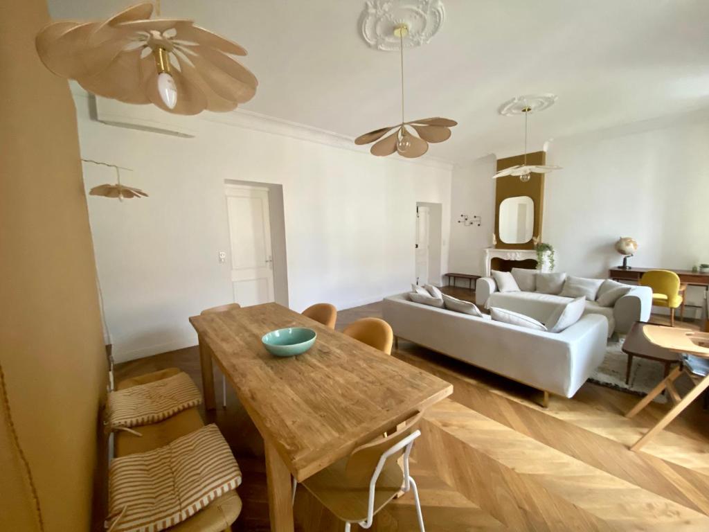 Appartement de maître T3 80m2 en plein centre.