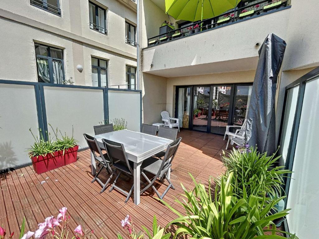 Appartement PMR avec Terrasse au Cœur de Granville, Proche Plage et Port - FR-1-361-508