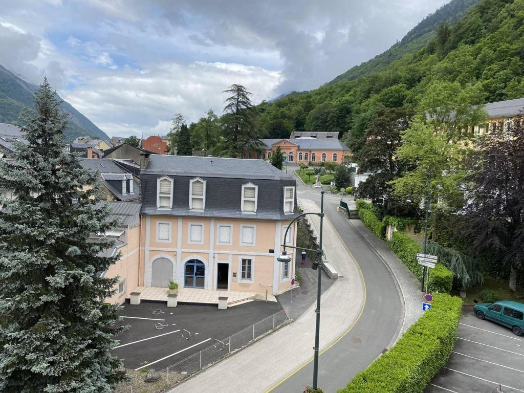 Appartement rénové à Cauterets avec parking privé - FR-1-812-47