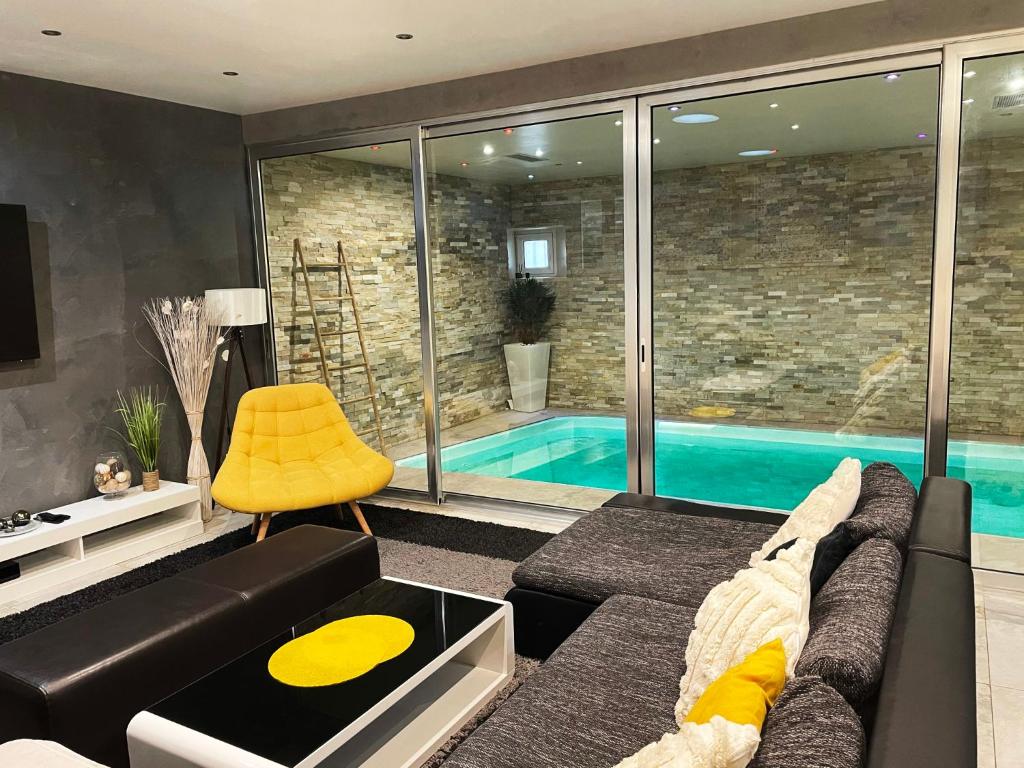 Appartement Standing piscine intérieur privatisée .