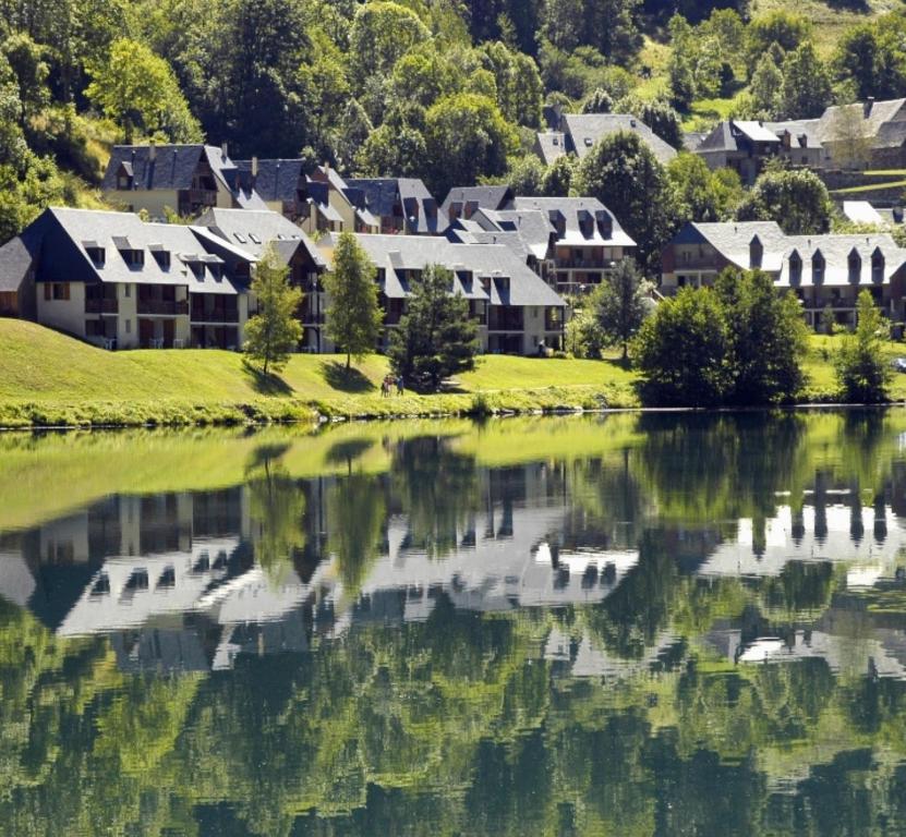 Appt T3 calme bord du lac avec piscine