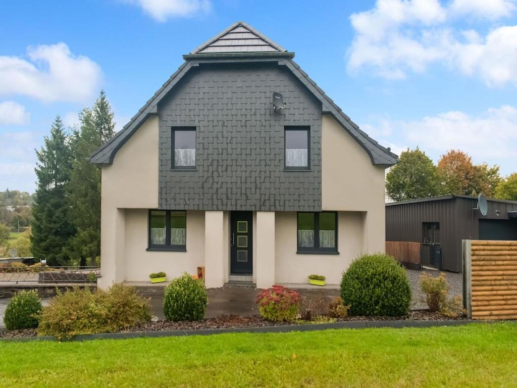 Home with Gym in Bullingen