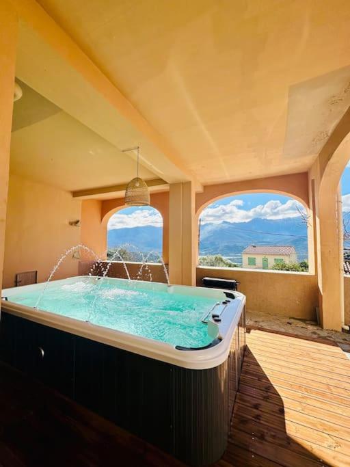 Authentique appartement vue montagnes avec grand patio et jacuzzi chauffé