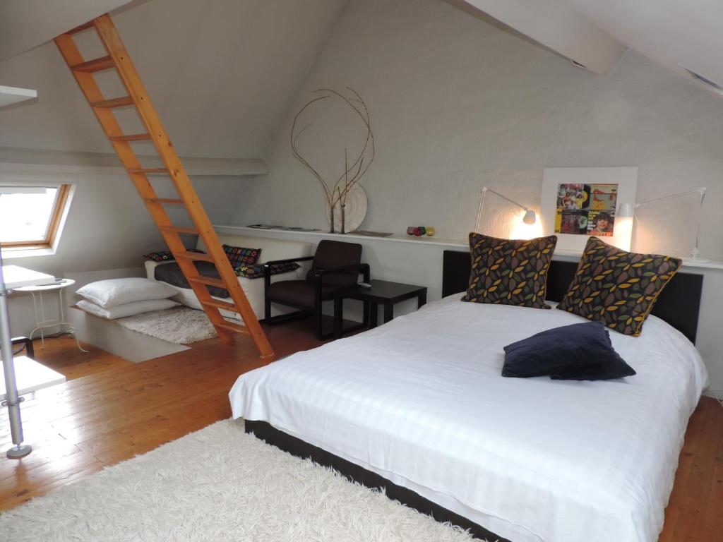 B&B Lodging At 8