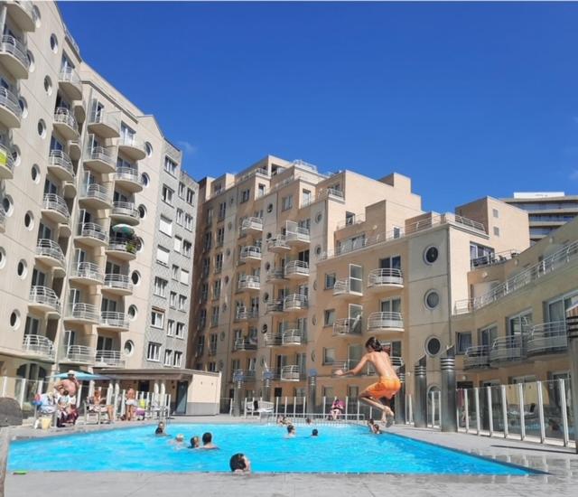 Be at Sea in Ostend all-in luxury apartment , outdoor pool, side seaview