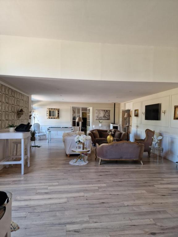 Bâtisse XVIII ème, dans enceinte d'un château.