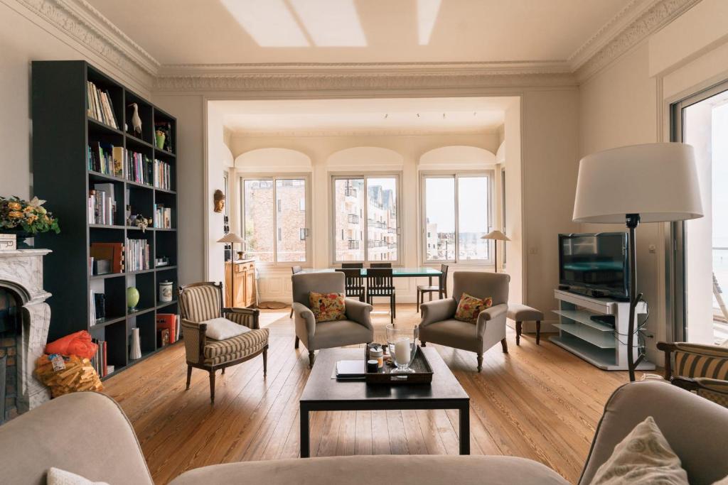 Beautiful 90m seafront apartment