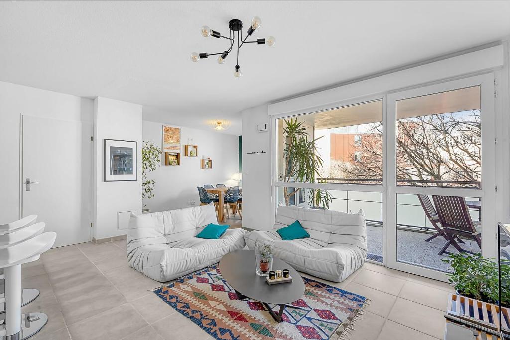Beautiful And Spacious Apt At 19 Min From Downtown
