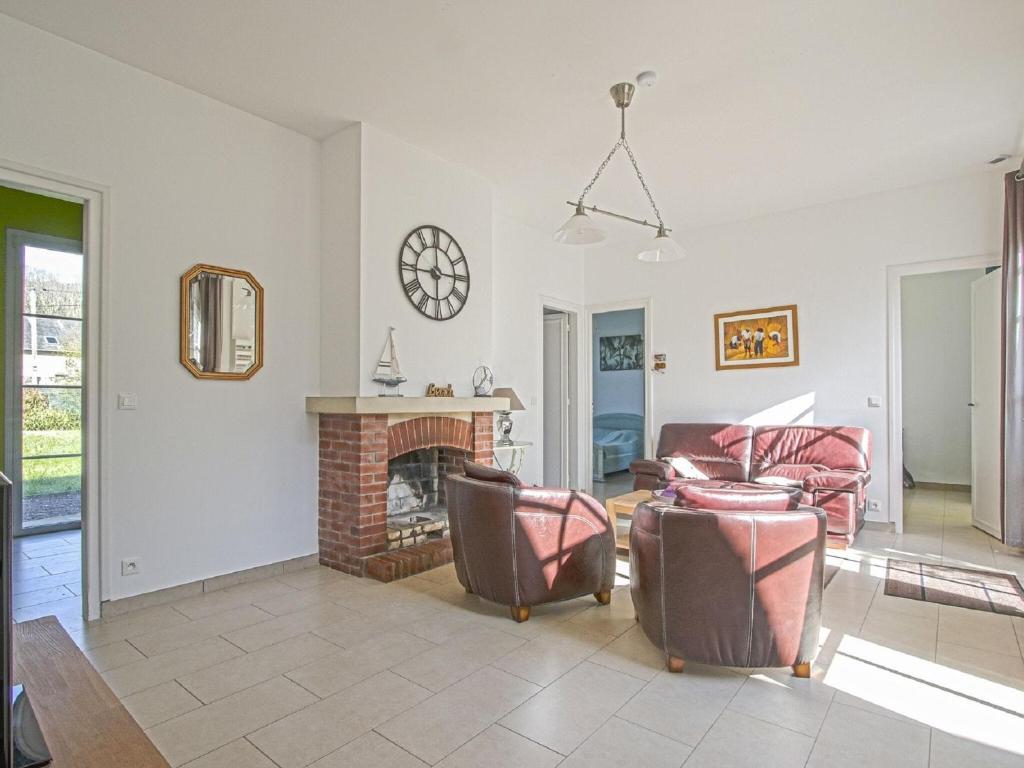 Spacious holiday home with garden near sea