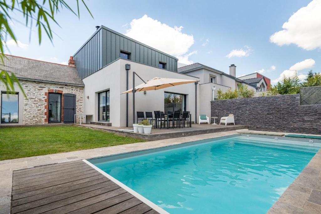Belle maison familiale contemporaine avec piscine
