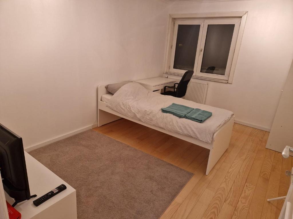 Bright and cozy room next to the airport petit