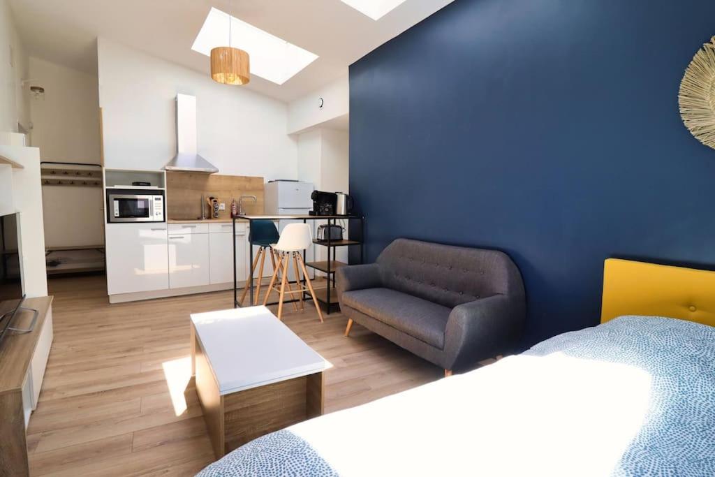 Bright and fully equipped studio