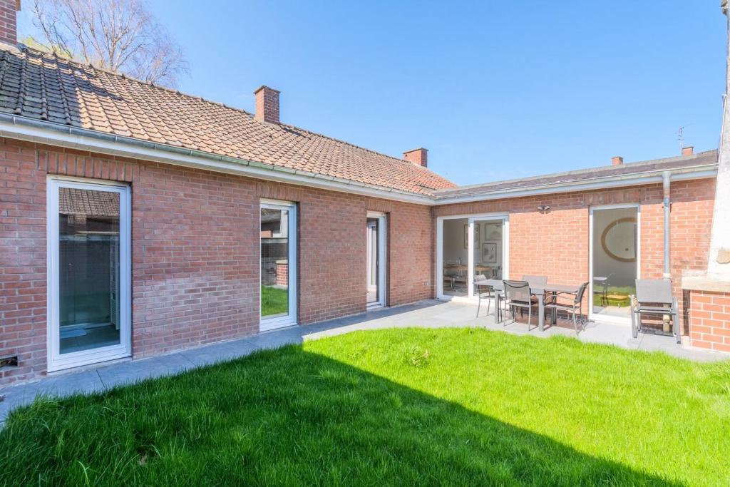 Bright and renovated house for 8 people parking