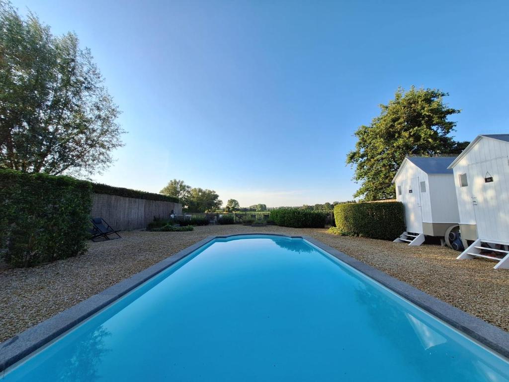 Casa-Cosi, tourist & business suites & flats with reserved parking and private terraces in shared garden with seasonal pool included, private sauna available