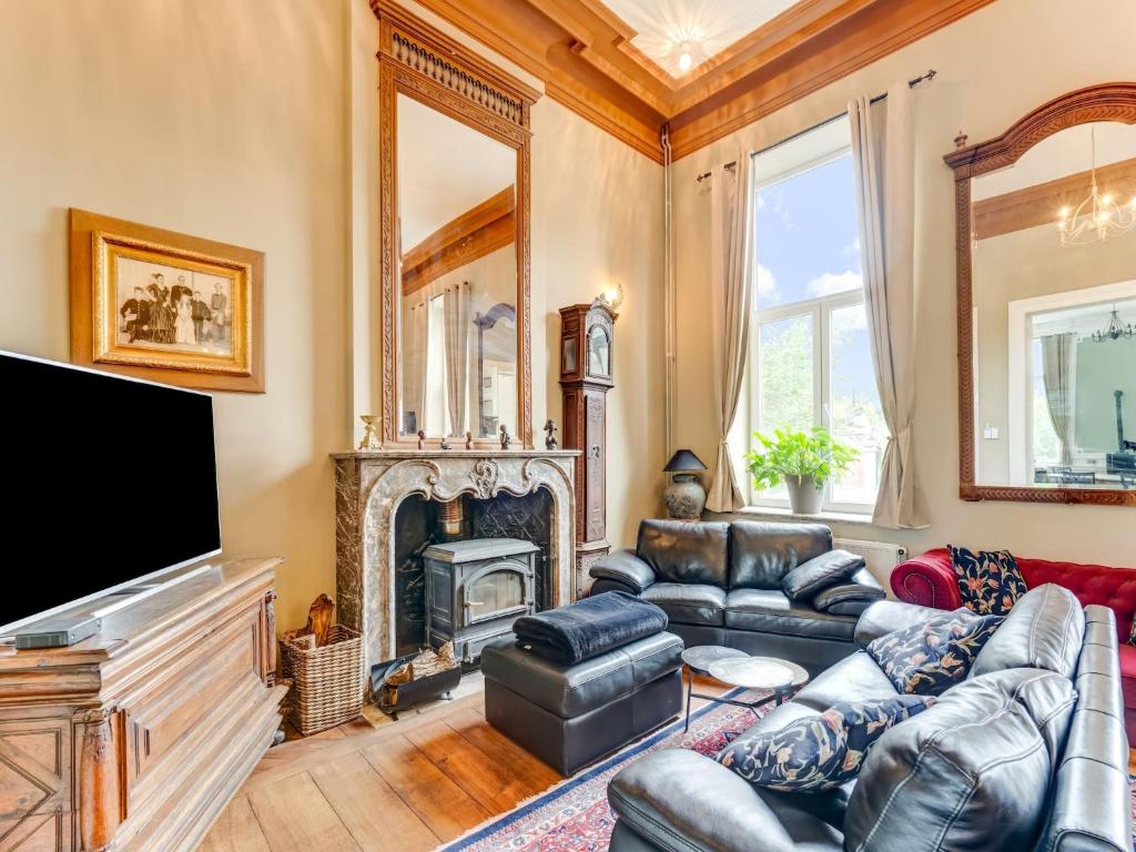 Majestic Castle Retreat in Mozet, cleaning included