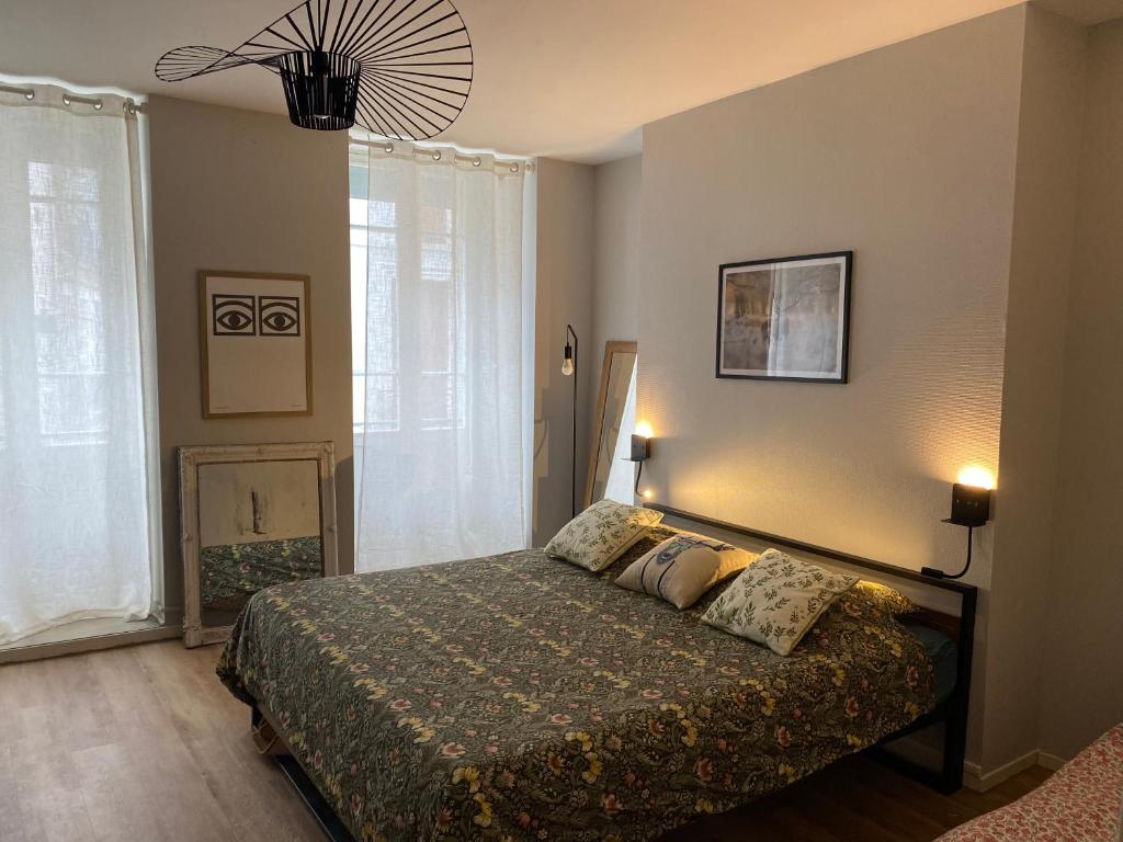 CENTRAL & STANDING, traversant avec parking - Lits 180 King Size et 160 Queen Size - Linge de lit et de toilette inclus