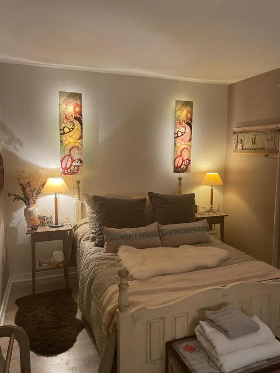 Central double room with separate full bathroom