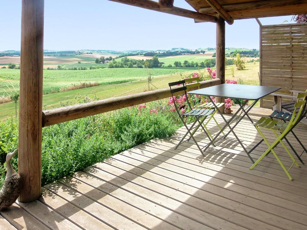 Chalet avec vue sur la montagne à Pauilhac + piscine partagée