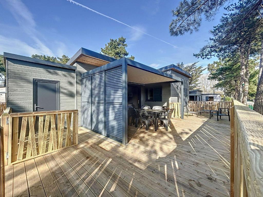 Chalet de Standing à Jullouville: 6 Couchages, Piscine Chauffée, Proche Plage et Commerces, WiFi Gratuit - FR-1-361-548