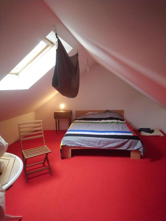 chambre chez l'habitant rouge maison ancienne
