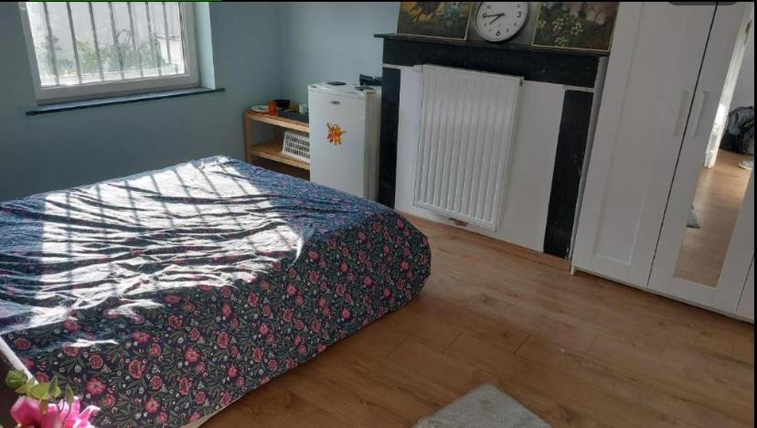 Chambre confortable lit double schaarbeek 1ere étage clé normal