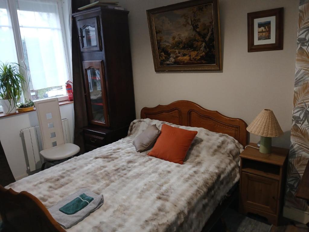 Chambre "Ombre d'acajou" à l'étage bien équipée chez Fred