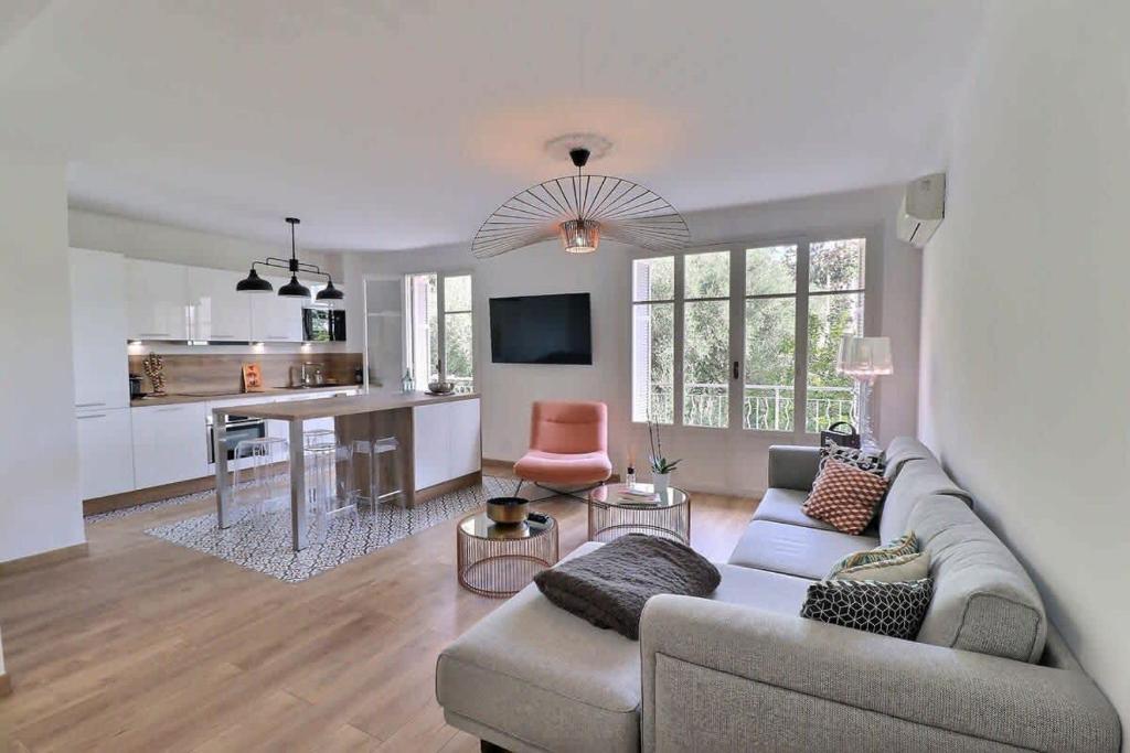 Charmant T2 avec balcon - Parking, AC, Wifi