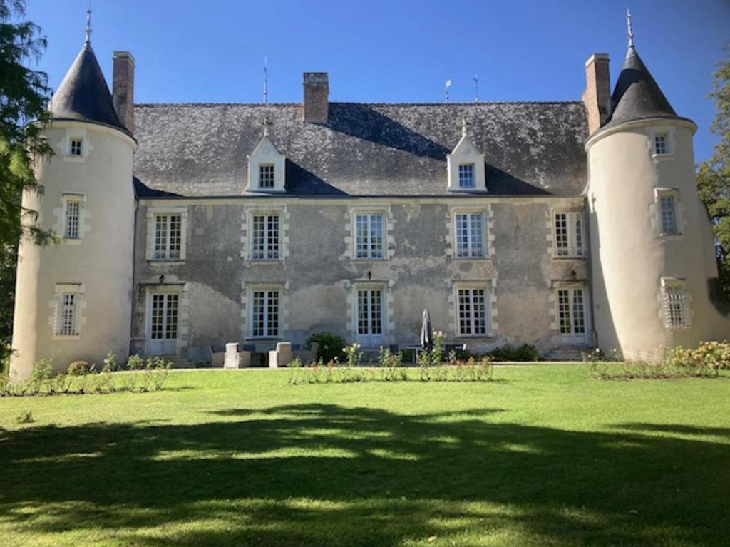 Château des Archevêques avec parc dans un village