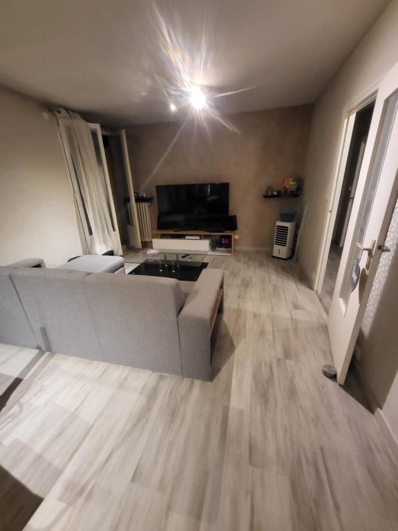 chambre confort dans un logement partagé à 10 minute du circuit 24h