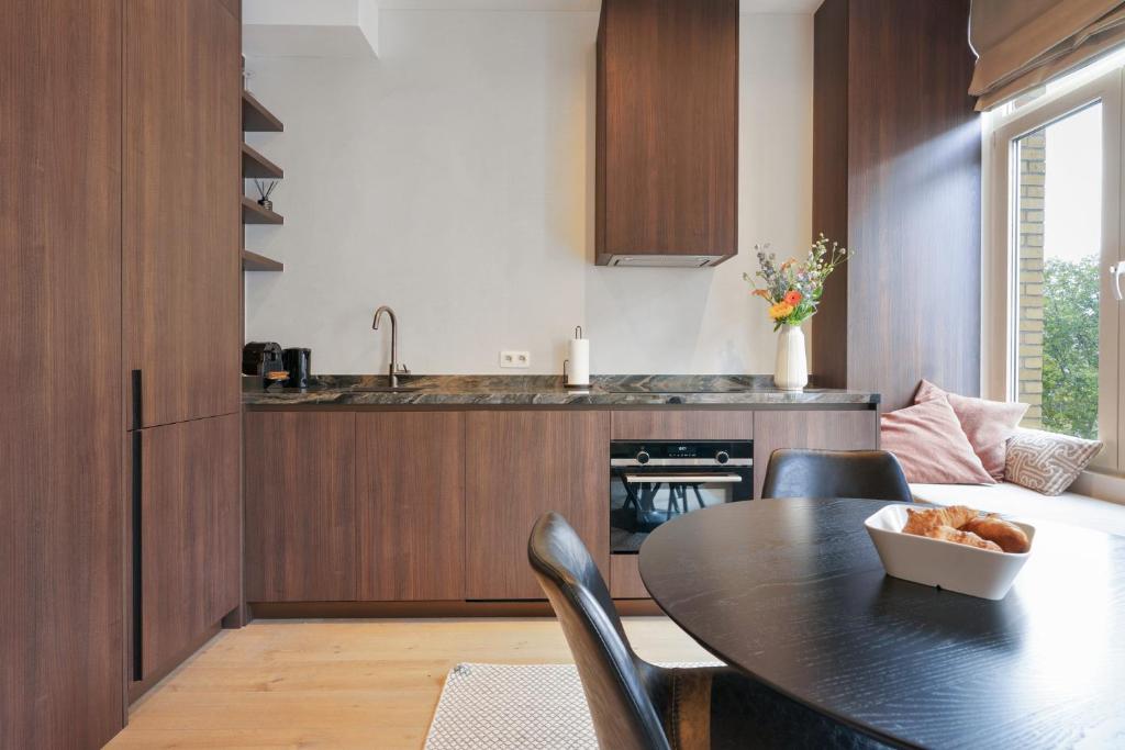 Classy 1BR Apartment Overlooking a Beautiful Park