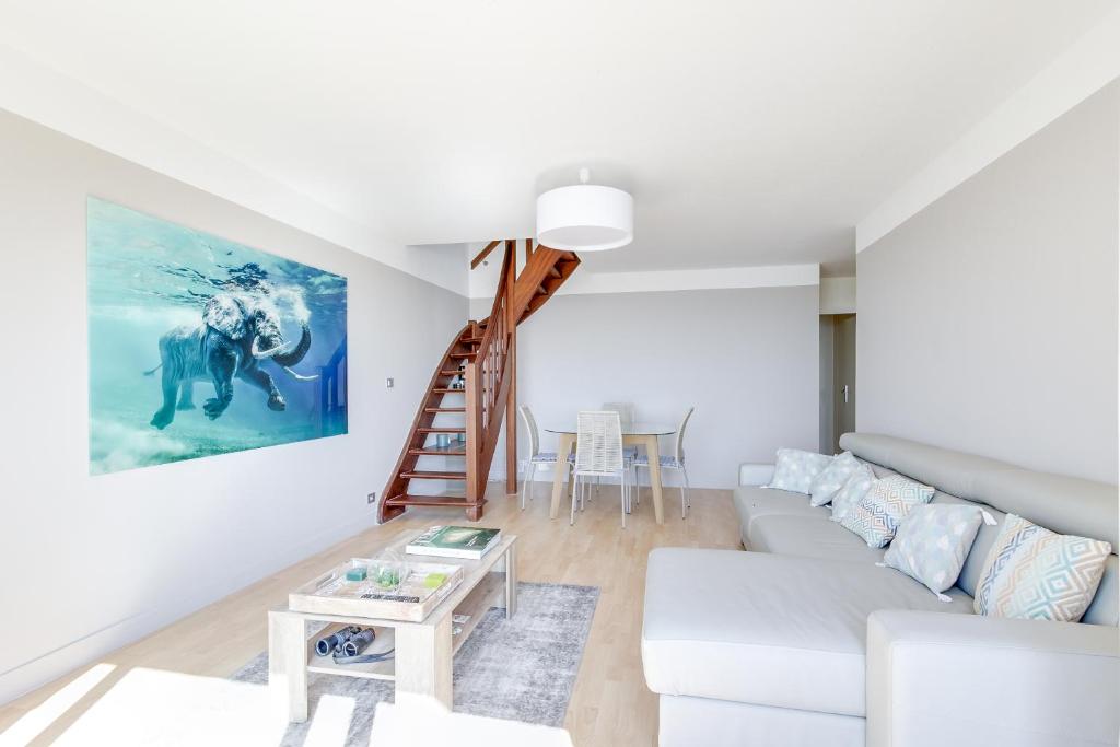 Duplex apartment with sea view and roof terrace