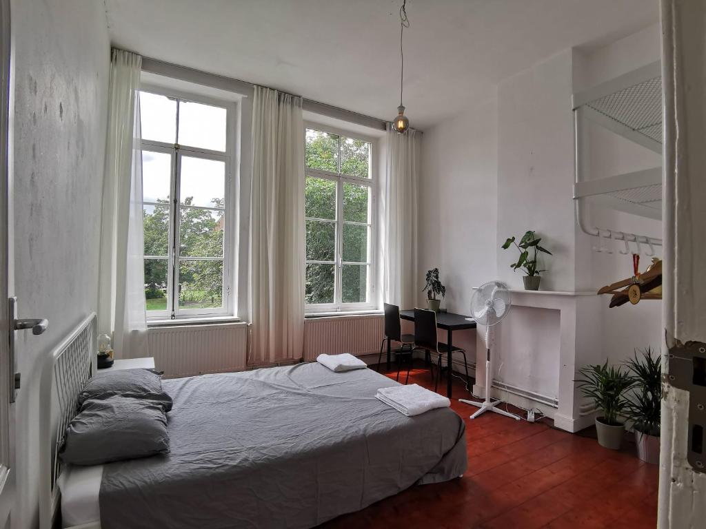Cozy city centre room with parkview