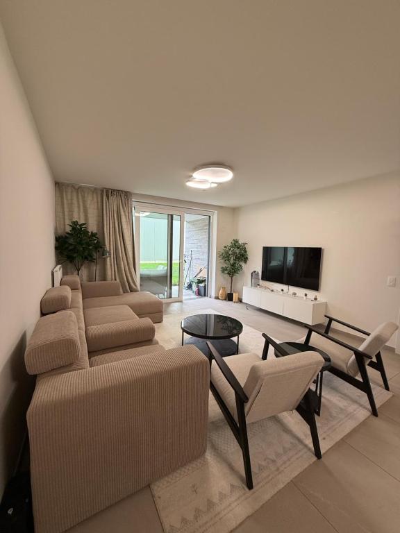 Modern & Bright 2-Bedroom Apartment with Terrace