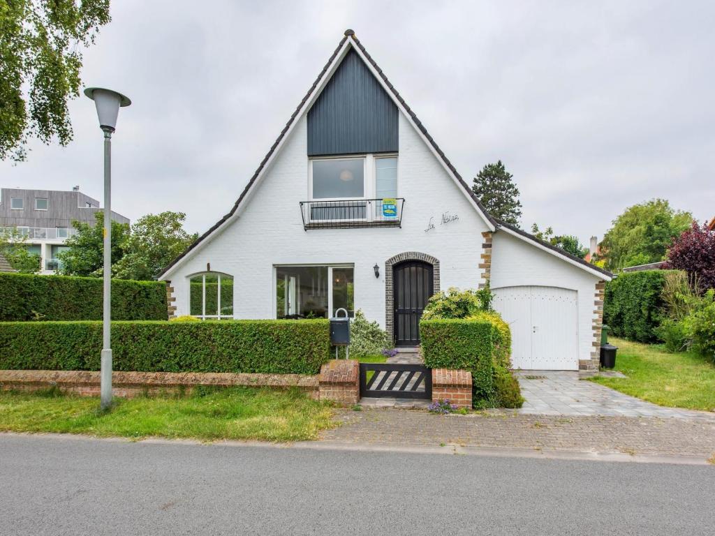 Villa in Koksijde near the Beach