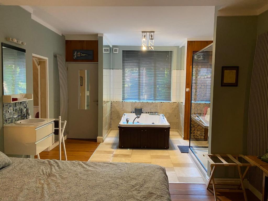 De Buitenmuur - Vintage Suite & Bohemian Loft, elk met Privé-ingang en Jacuzzi