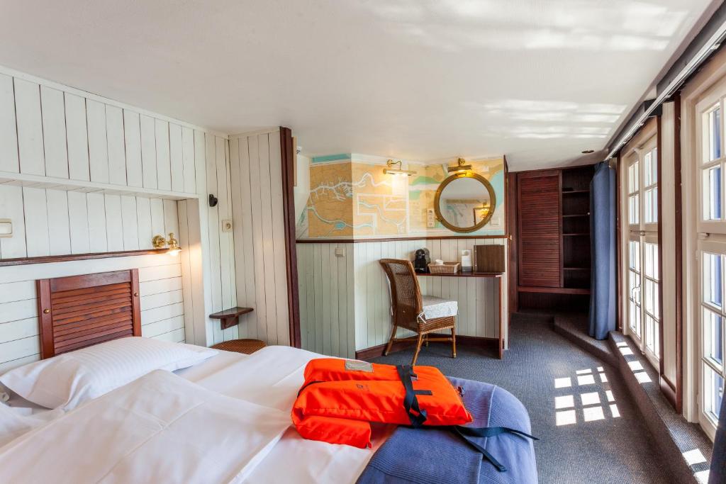 Boat Hotel De Barge
