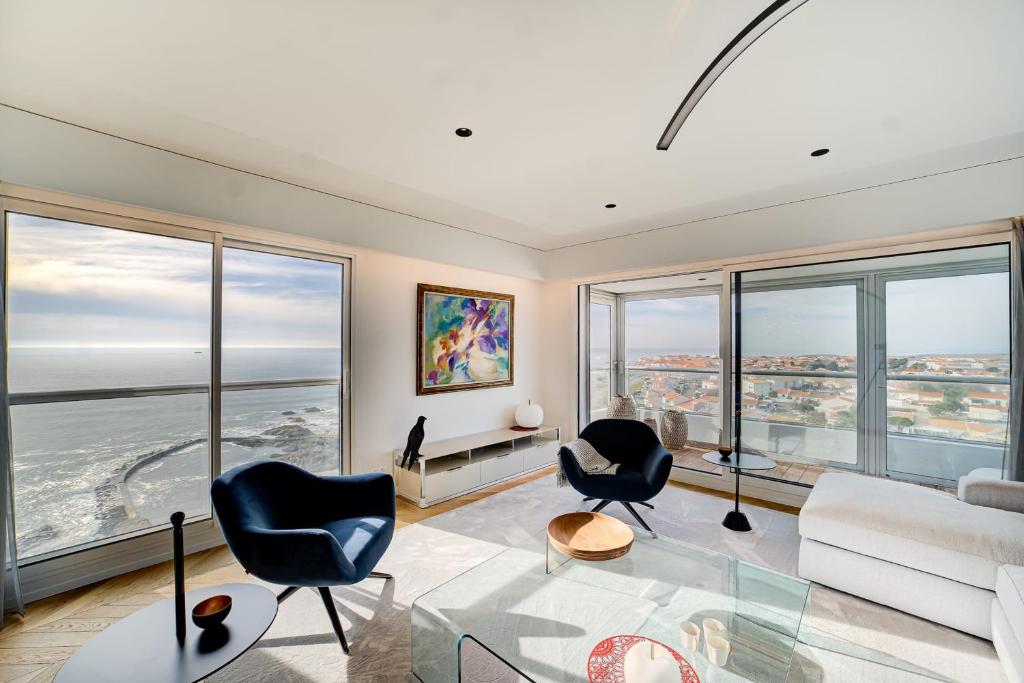 Élégant Penthouse avec Vue Mer Double Garage