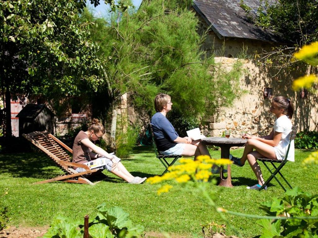 Charme du XVIIe avec grand terrain clos, dépendances restaurées, jardin, garage fermé et équipements divers - FR-1-410-157