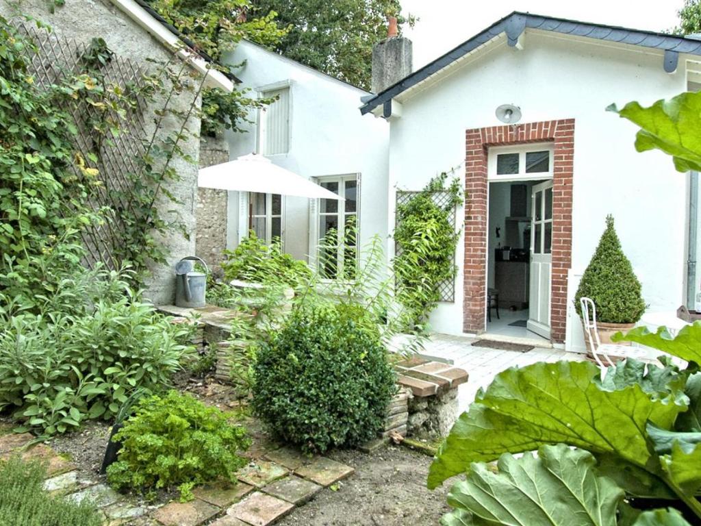 Gîte de Charme au Cœur de Blois avec Jardin Privé, Garage et Équipements Modernes - FR-1-491-425