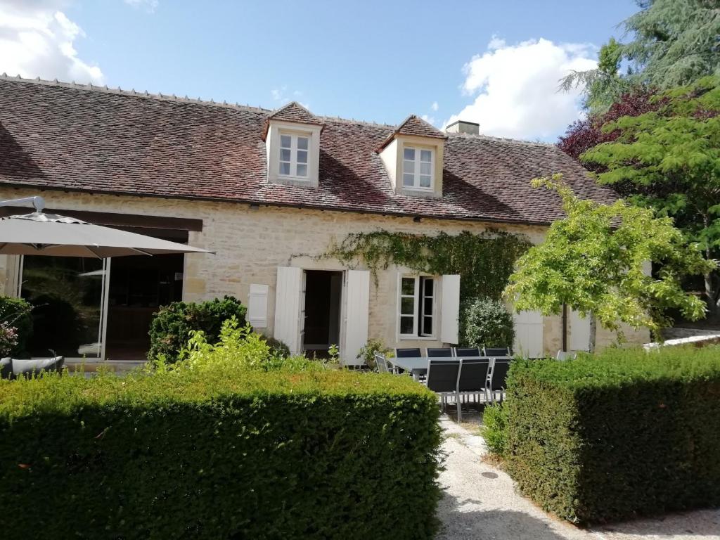 Gîte haut de gamme près de l'Abbaye de Noirlac - Séjour tout confort avec jardin et terrasses - FR-1-586-13