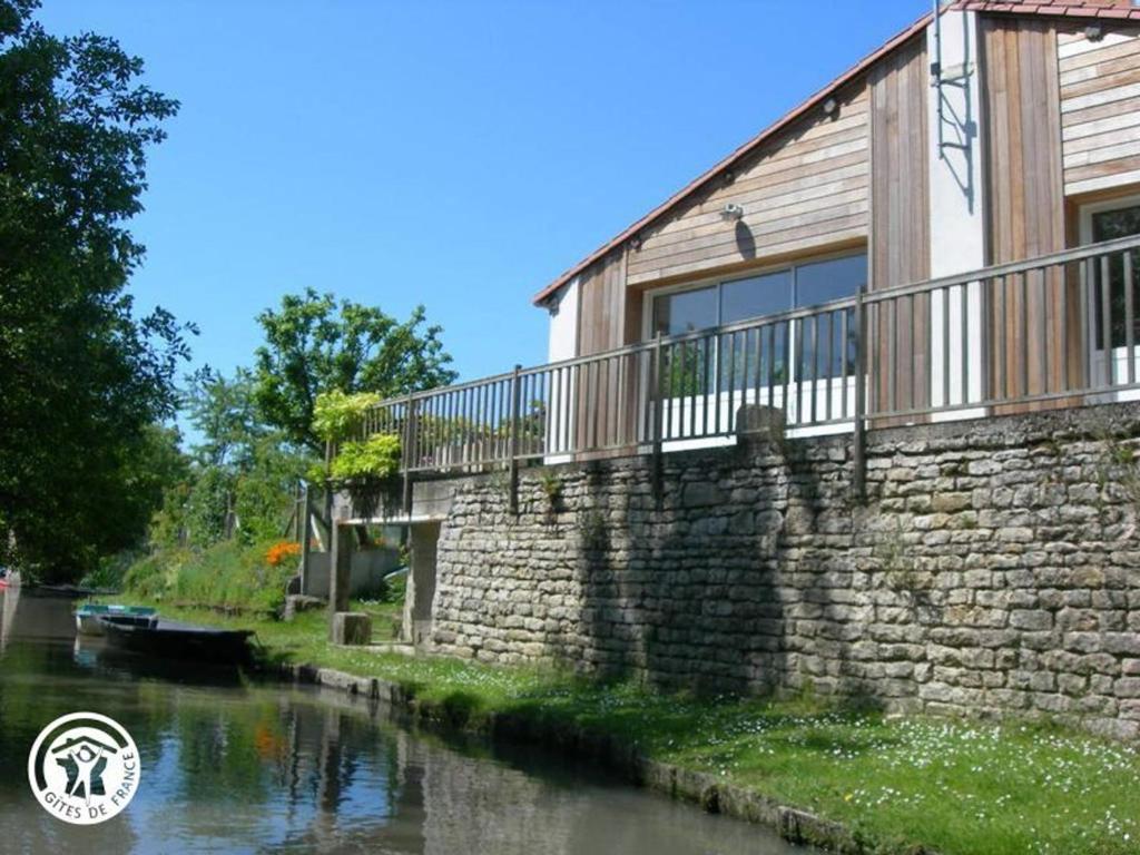 Gîte charmant au bord de l'eau avec canoës, terrasse et jardin à Damvix, au cœur du Marais Poitevin. - FR-1-426-354